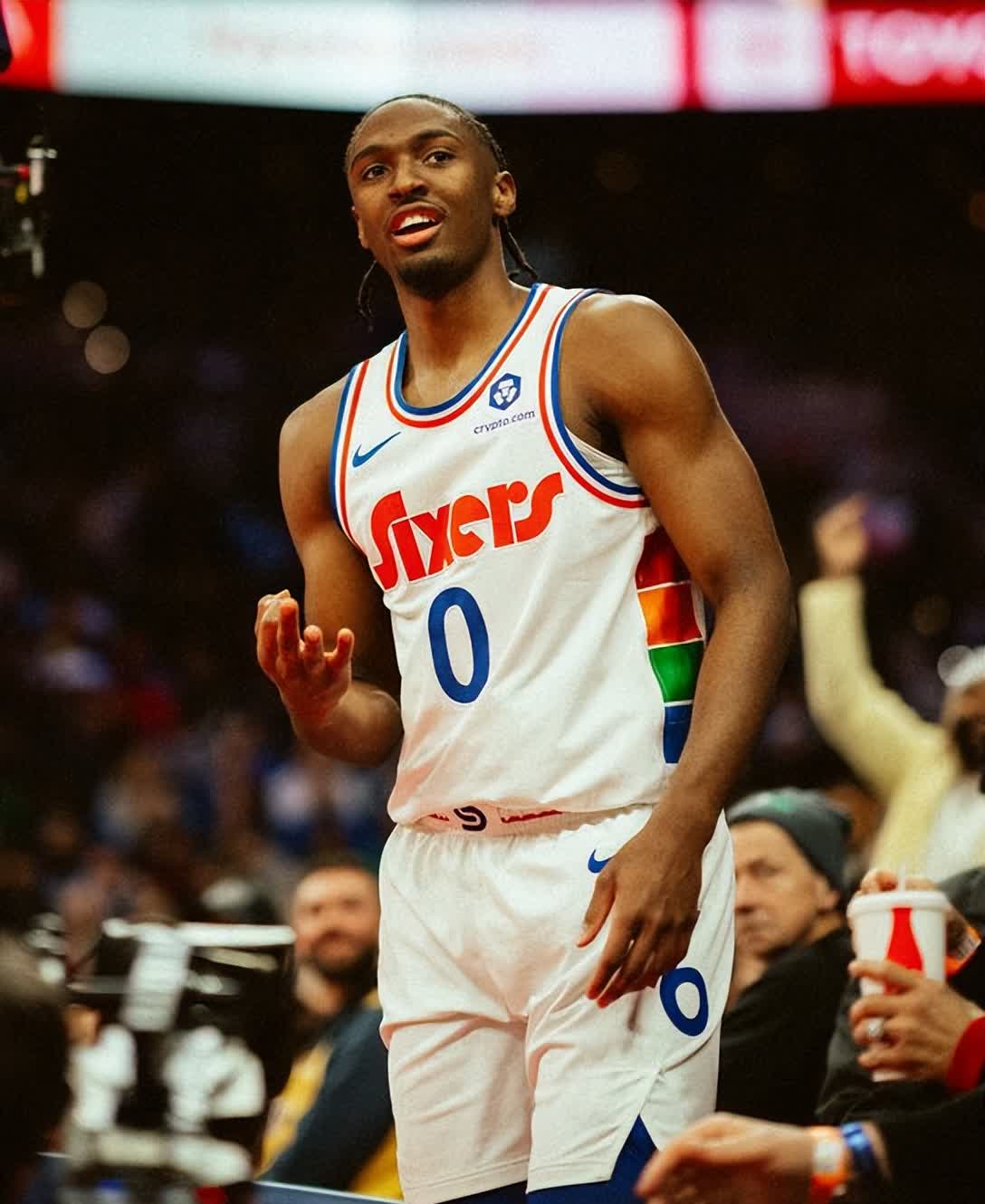 九游游戏大厅76人新秀表现惊艳，全场观众掌声不断，美国直接.