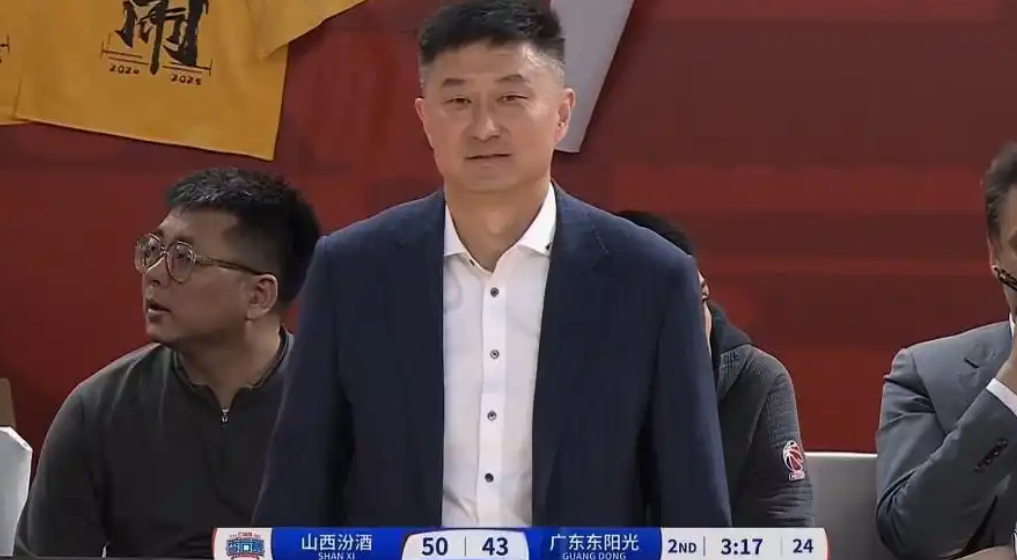 九游在线玩游戏关于清晨体能课后，成都蓉城主帅复盘备战CBA季后赛，球迷炸锅，训练强度明显提升的信息